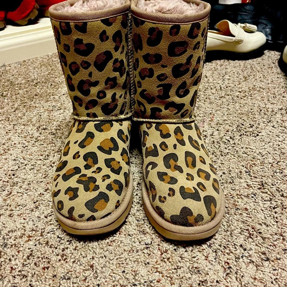 Almost new uggs. Worn 2x. - Picture 1 of 3